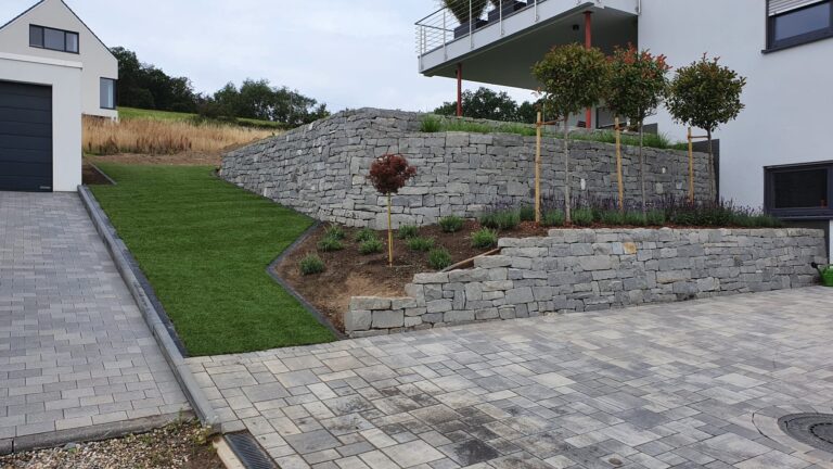 Mauerbau aus Naturstein und Beton